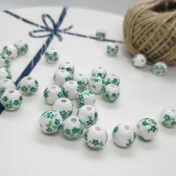 Porcelán gyöngy. 6, 8, vagy 10mm. Zöld virágok.