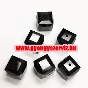 Kiárusítás!  Csiszolt üveggyöngy, kristály gyöngy. Kocka. 10mm. Fekete. Mindig akcióban!