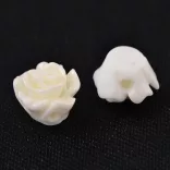 Füzhető, gyanta virág kaboson. 9x7mm. Fehér.