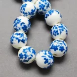 Porcelán ékszergyöngy. 10mm. Királykék virág.
