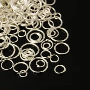 Nyitott szerelőkarika. Ezüst szín. 4-10mm. Mix. 10g/csomag.