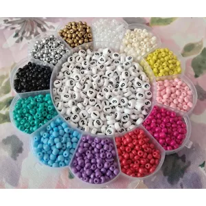 DIY. 2700 darabos kásagyöngy, szám gyöngy szett, ajándék damillal, csipesszel, tároló dobozban.