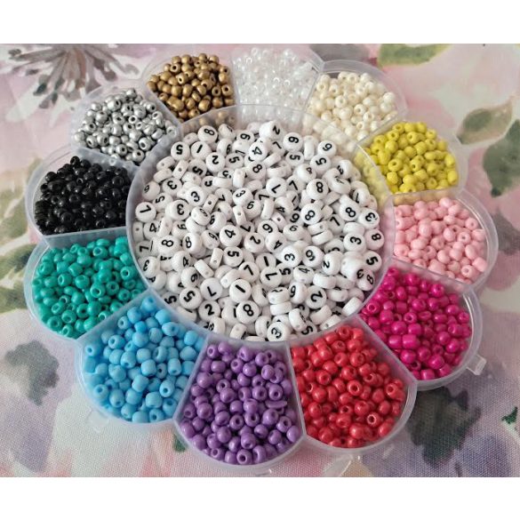 DIY. 2700 darabos kásagyöngy, szám gyöngy szett, ajándék damillal, csipesszel, tároló dobozban.