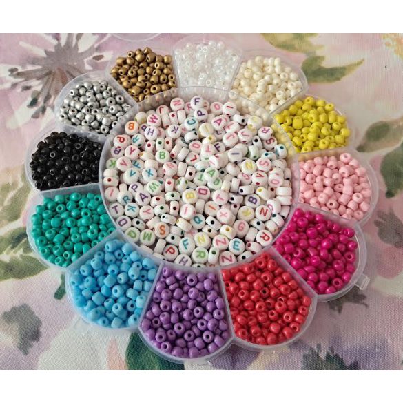 DIY. 2700 darabos kásagyöngy, betű gyöngy szett, ajándék damillal, csipesszel, tároló dobozban.