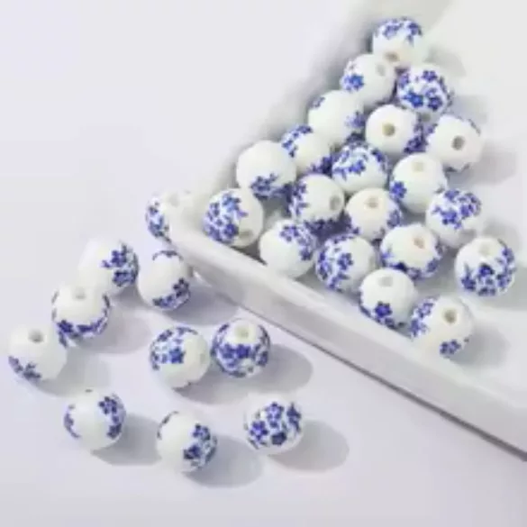 Porcelán ékszer gyöngy. 10mm. Világoskék apró virág.