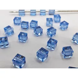 10db. Csiszolt üveg kocka gyöngy. 8mm. Világoskék.