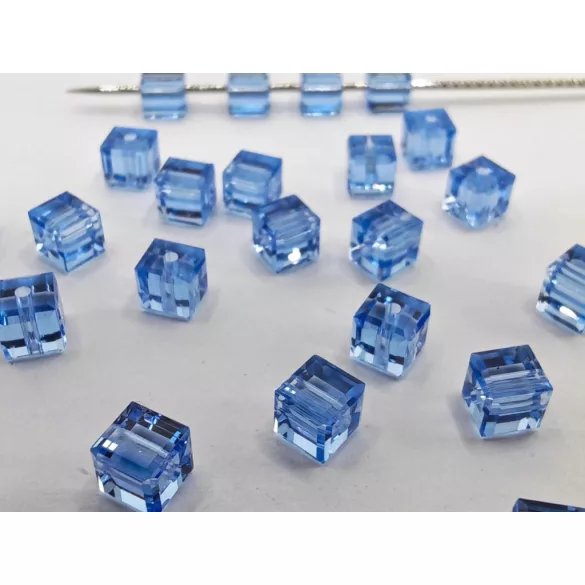 10db. Csiszolt üveg kocka gyöngy. 8mm. Világoskék.