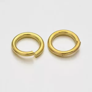 100db. Nyitott szerelőkarika. 5x0.8mm. Arany szín.