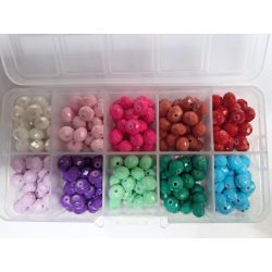 250 darabos üveggyöngy mix, ajándék tároló dobozban.