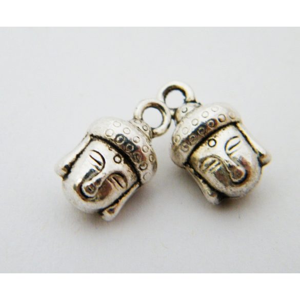 Fém medál, buddha fej. 9x14mm. Antik ezüst szín.